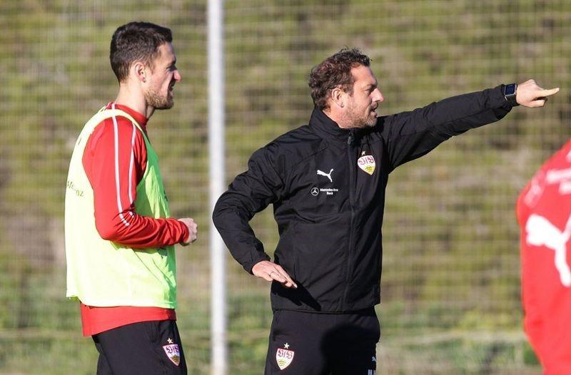 In Stuttgart, hier Christian Gentner und Trainer Markus Weinzierl, regiert der Abstiegskampf